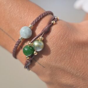 Bracelet en cuir, jade et perle de Tahiti, porté au poignet