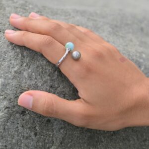 Bague Toi et Moi en argent, Larimar et perle de Tahiti, portée à la main