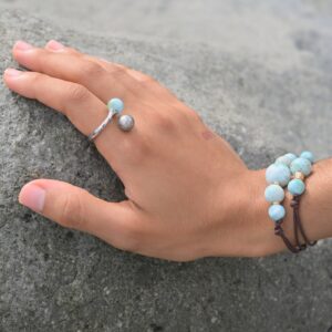 Bague Toi et Moi en argent, Larimar et perle de Tahiti, portée à la main