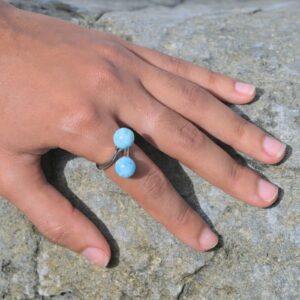 Bague Toi et Moi en argent et duo de Larimar, portée à la main