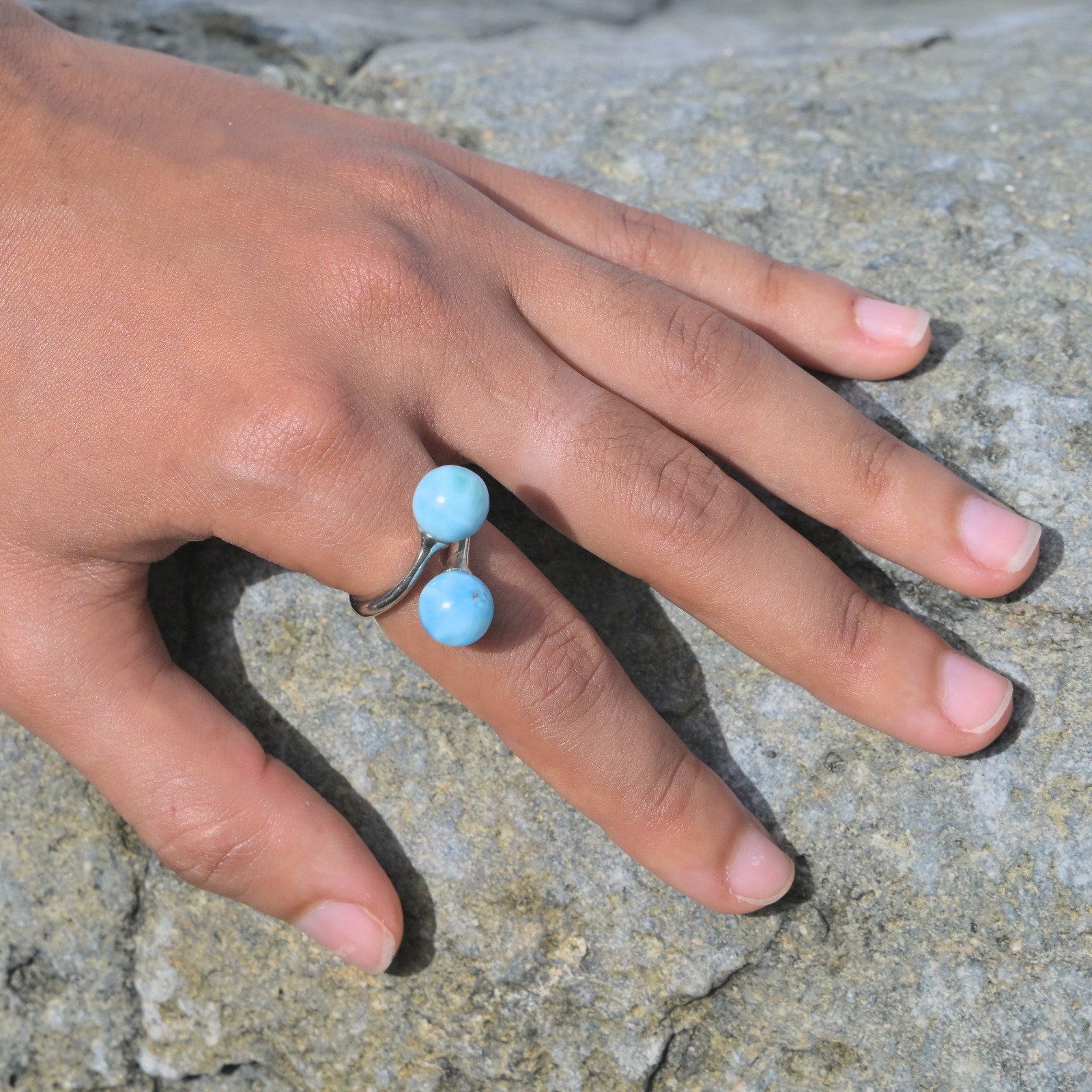 Bague Toi et Moi en argent et duo de Larimar, portée à la main