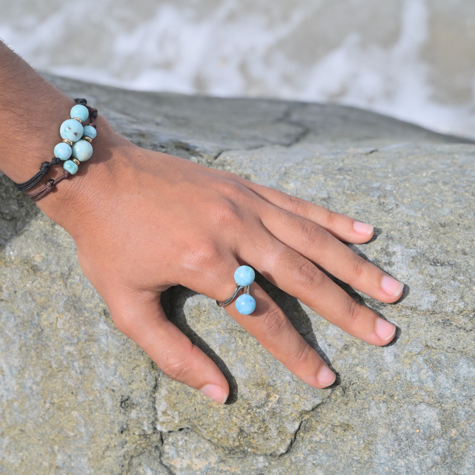Bague Toi et Moi en argent et duo de Larimar, portée à la main
