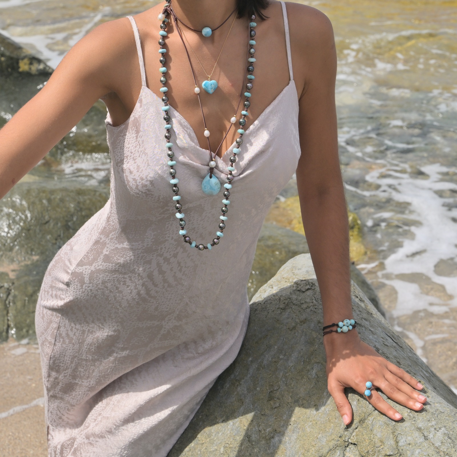 Bague Toi et Moi en argent et duo de Larimar, portée à la main