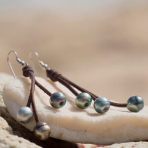 Boucles d’oreilles en cuir et six perles de Tahiti, présentation en ambiance naturelle