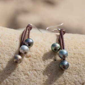 Boucles d’oreilles en cuir et six perles de Tahiti, présentation en ambiance naturelle