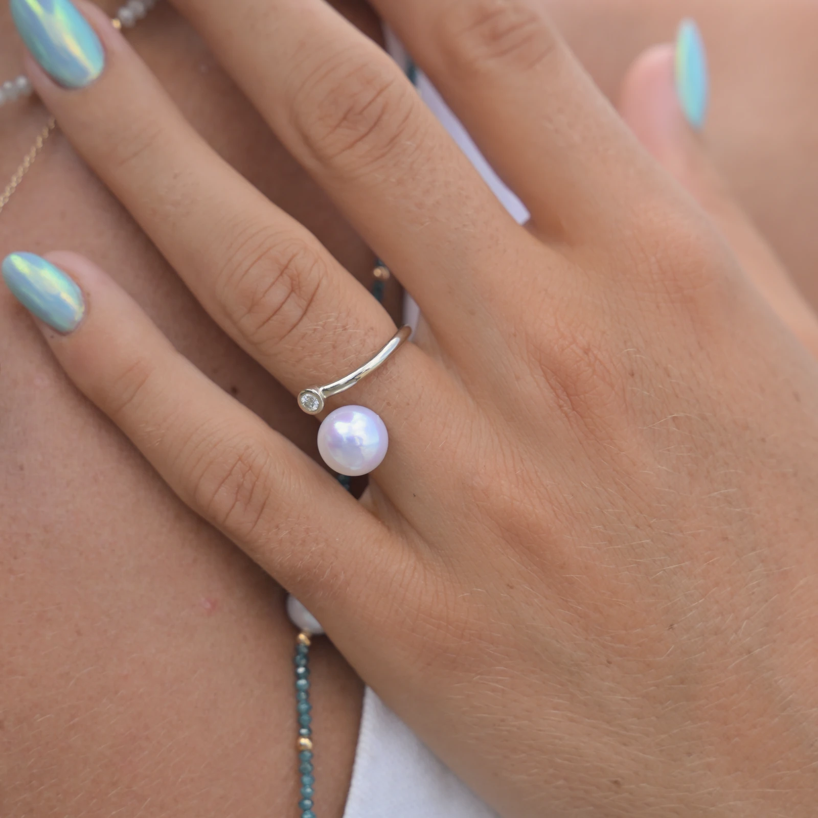 Toi et Moi white gold ring with a diamond and white pearl, worn on the hand