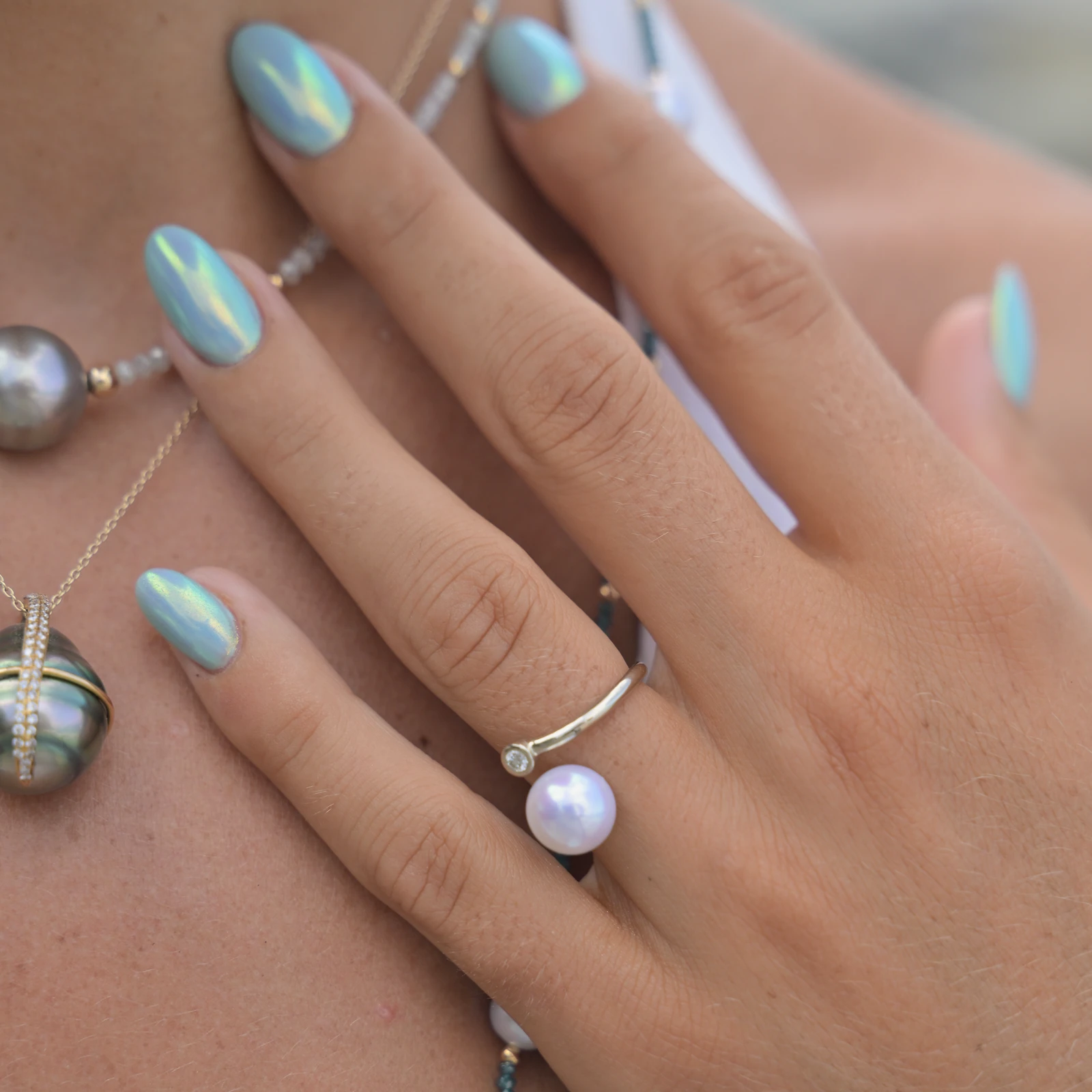 Toi et Moi white gold ring with a diamond and white pearl, worn on the hand