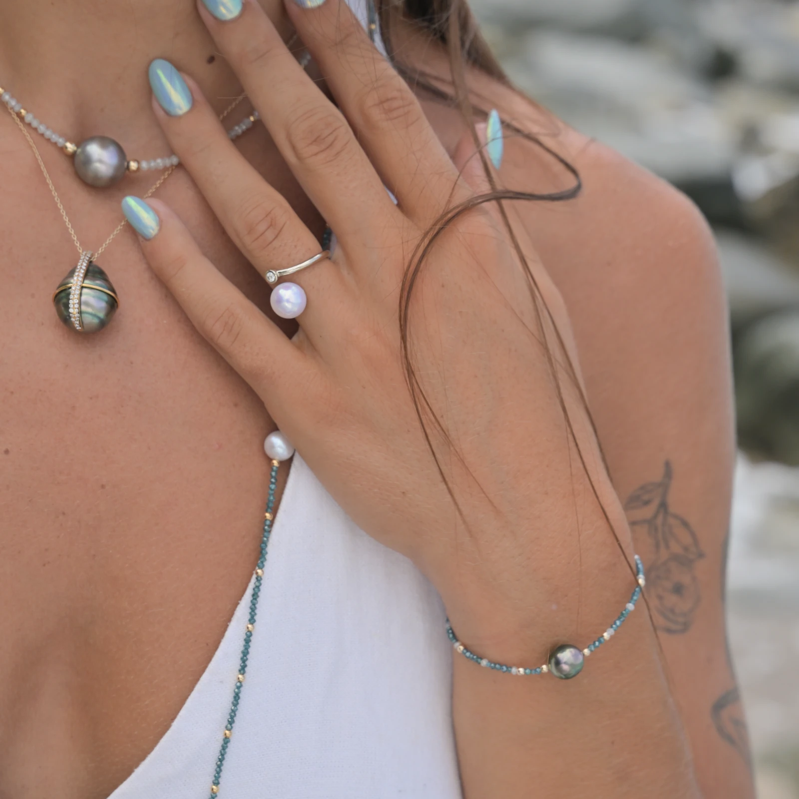 Toi et Moi white gold ring with a diamond and white pearl, worn on the hand