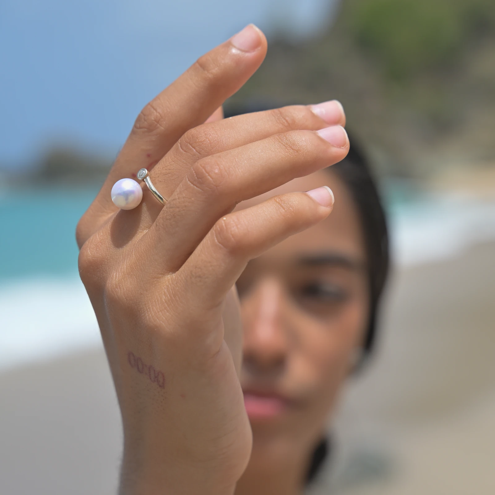Toi et Moi white gold ring with a diamond and white pearl, worn on the hand