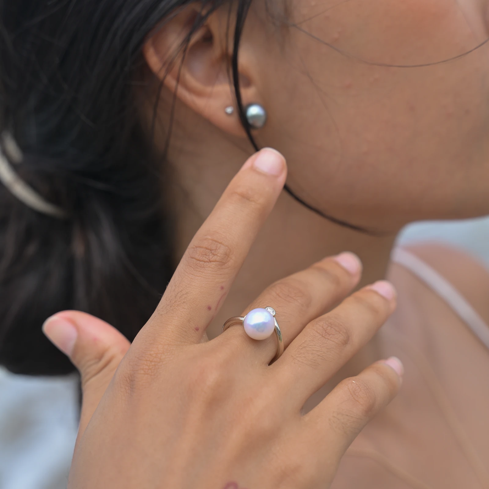 Toi et Moi white gold ring with a diamond and white pearl, worn on the hand