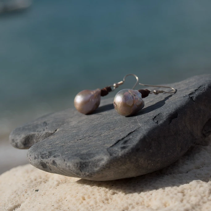Leather earrings with large pink freshwater pearls, jewelry presentation