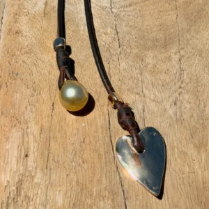 Sautoir Valentine en cuir, perles dorées et cœur en plaqué or, sur fond naturel