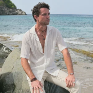 Collier en cuir, pierre de lave et perles de Tahiti, porté