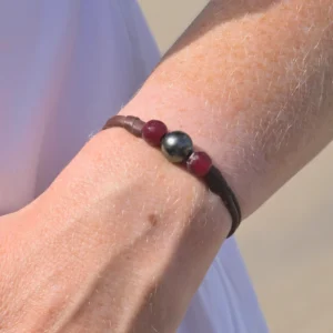 Bracelet en cuir, perle de Tahiti entre deux rubis, détail porté
