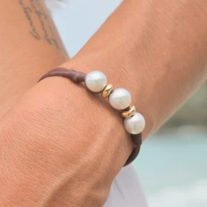 Bracelet en cuir, trio de perles blanches des mers du Sud et rondelles dorées, détail porté