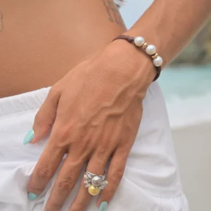Bracelet en cuir, trio de perles blanches des mers du Sud et rondelles dorées, porté