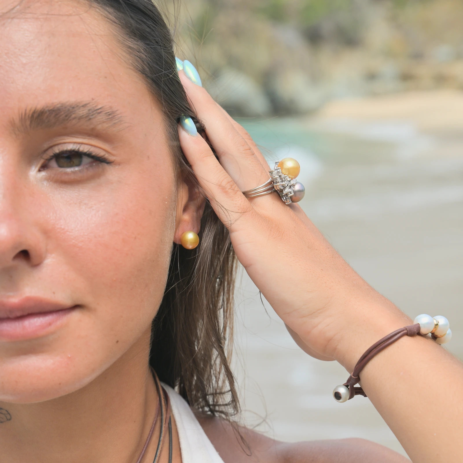 Bracelet en cuir, trio de perles blanches des mers du Sud et rondelles dorées, porté