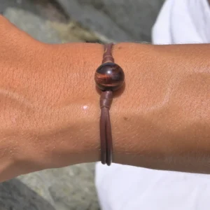Bracelet classique en cuir et œil de taureau, détail porté