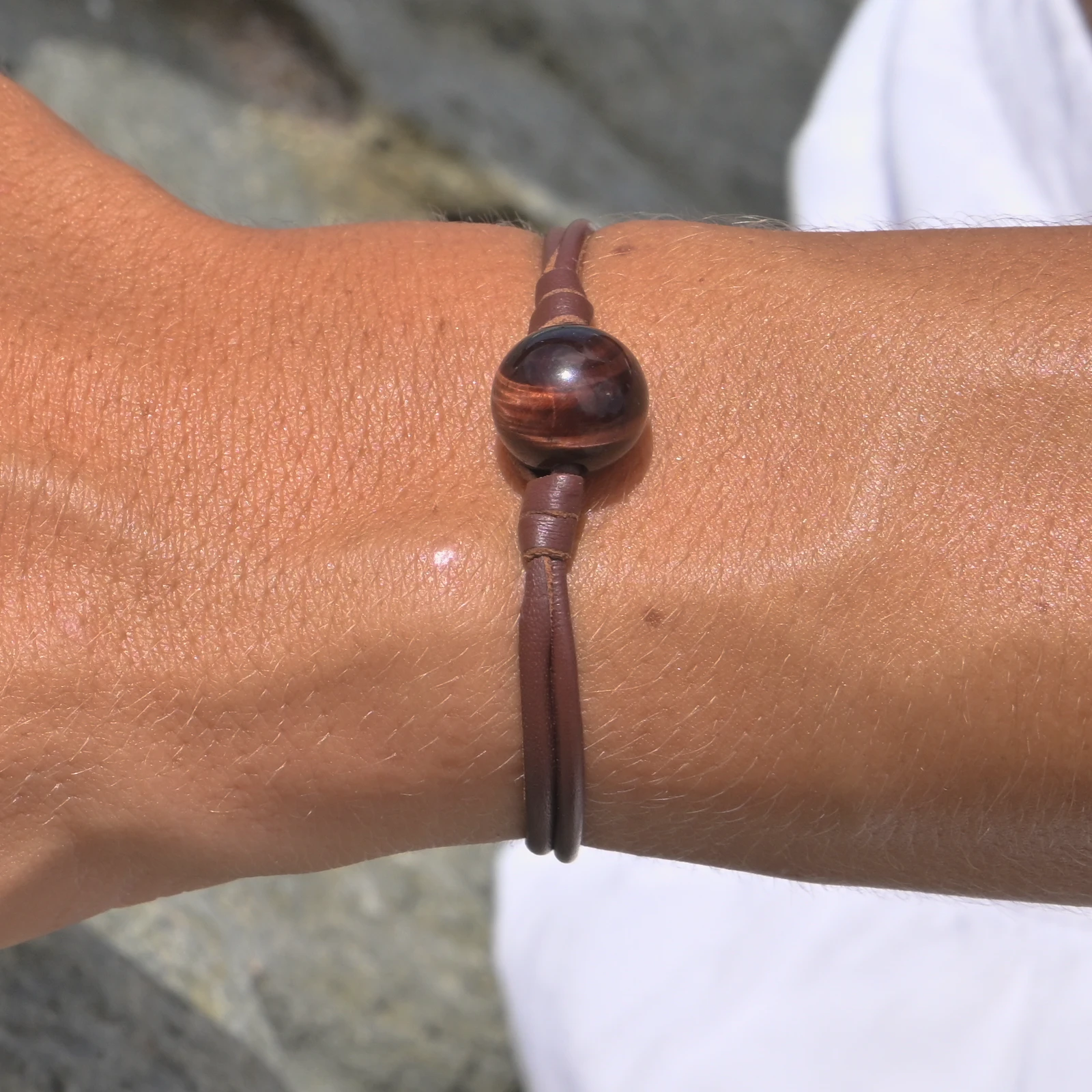 Bracelet classique en cuir et œil de taureau, détail porté