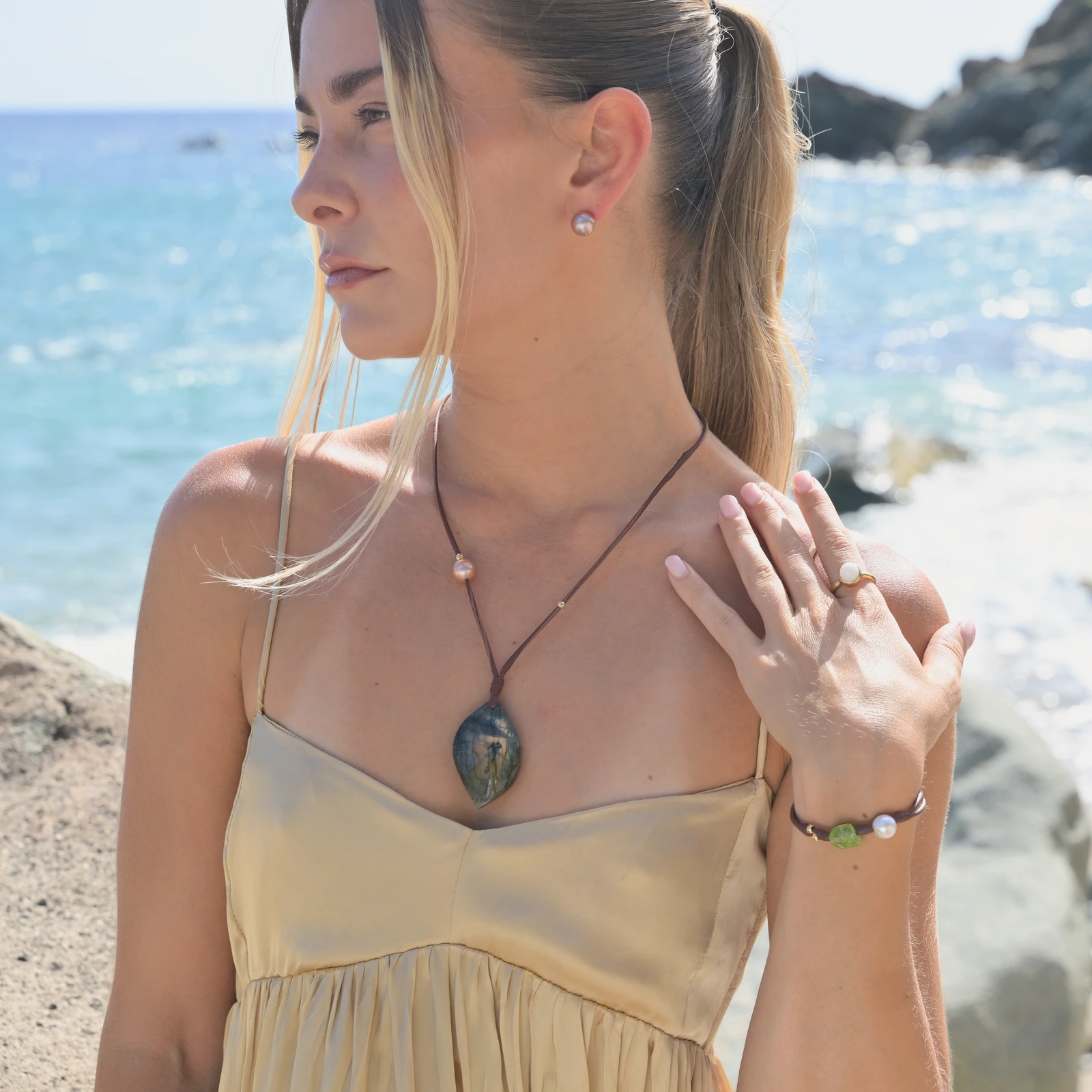 Bague solitaire en or et perle de bénitier, détail porté