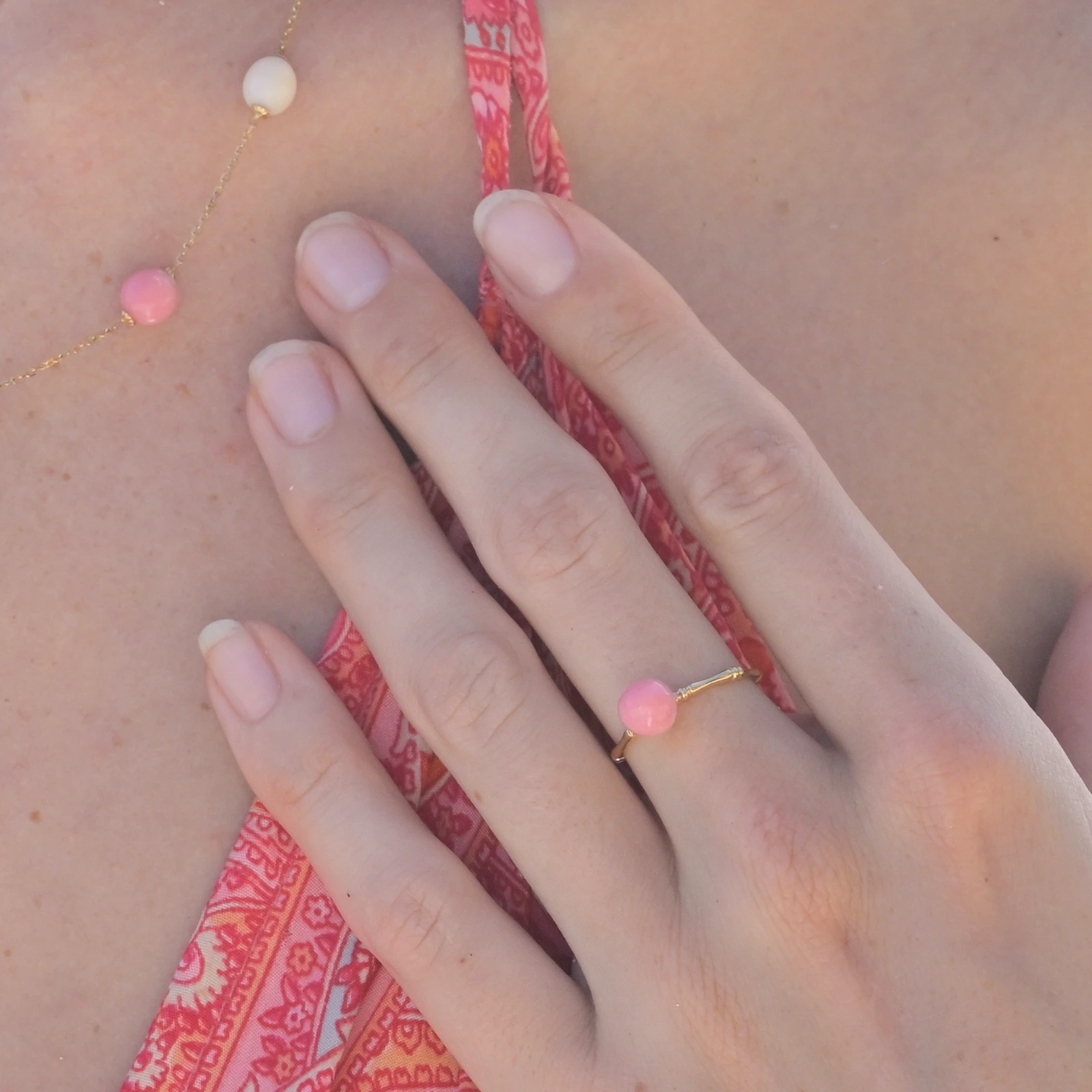 Bague fine en or et perle rose de lambis, détail porté