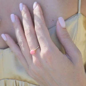 Bague fine en or et perle rose de lambis, détail porté