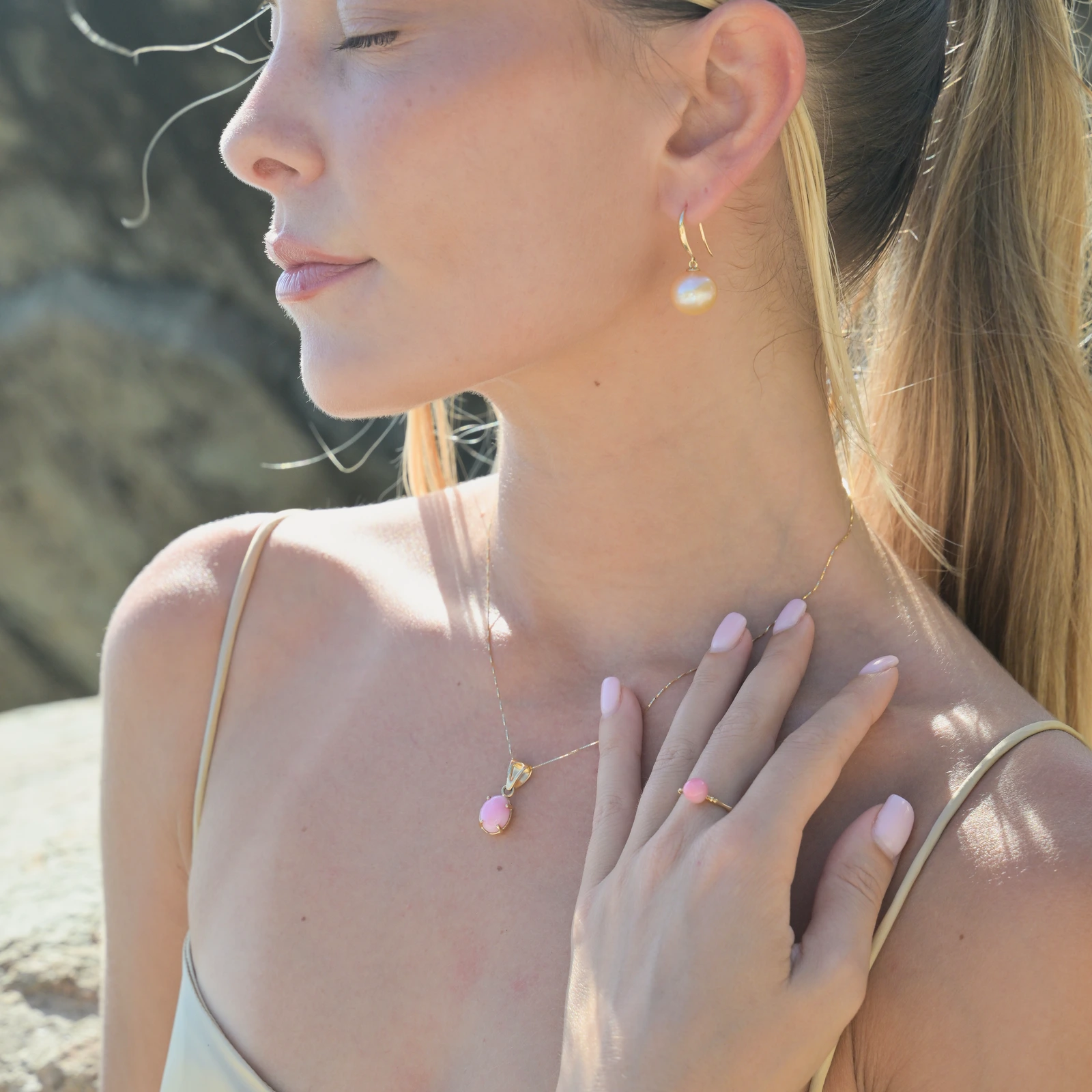 Bague fine en or et perle rose de lambis, porté
