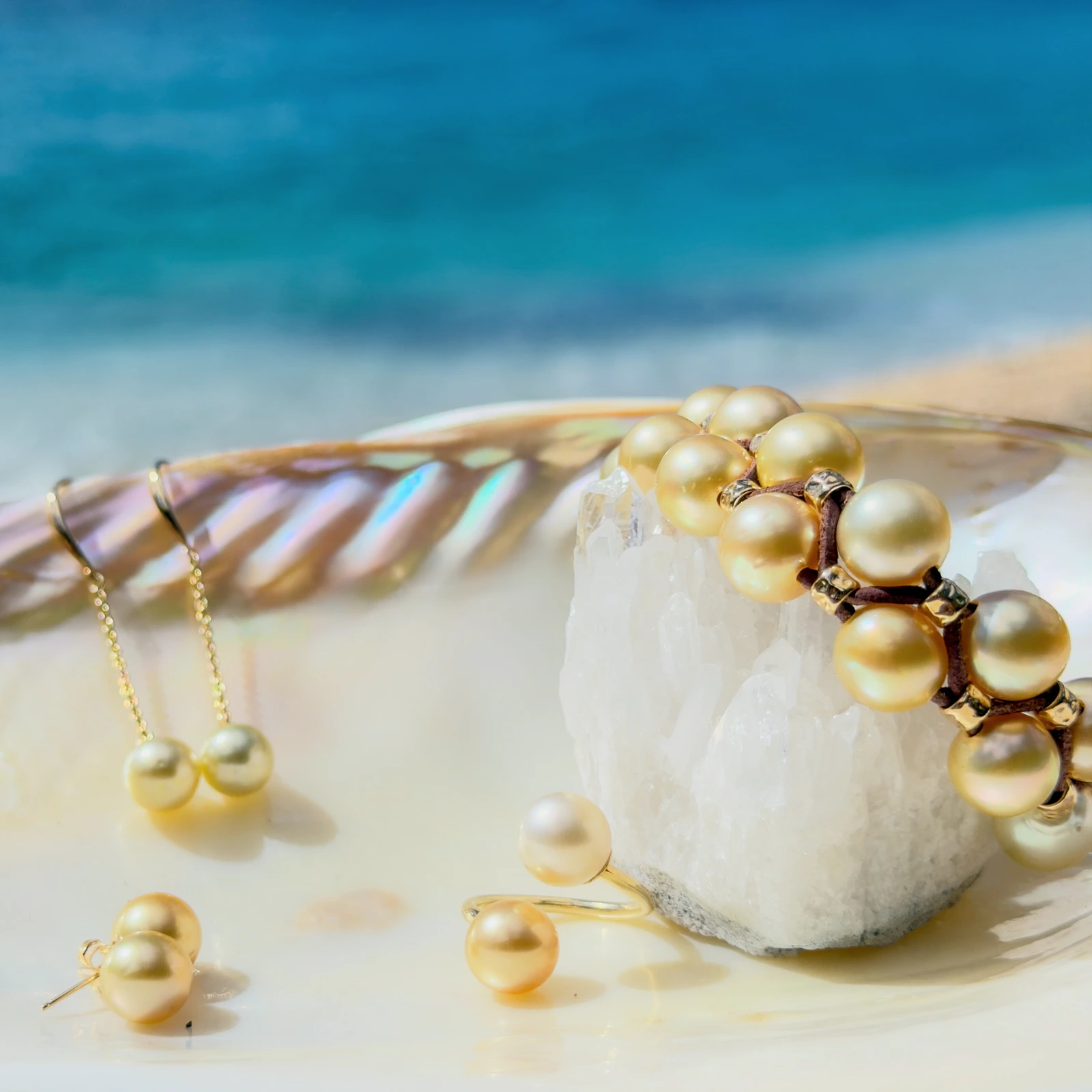 Clous d’oreilles et perles dorées des mers du Sud, sur fond naturel