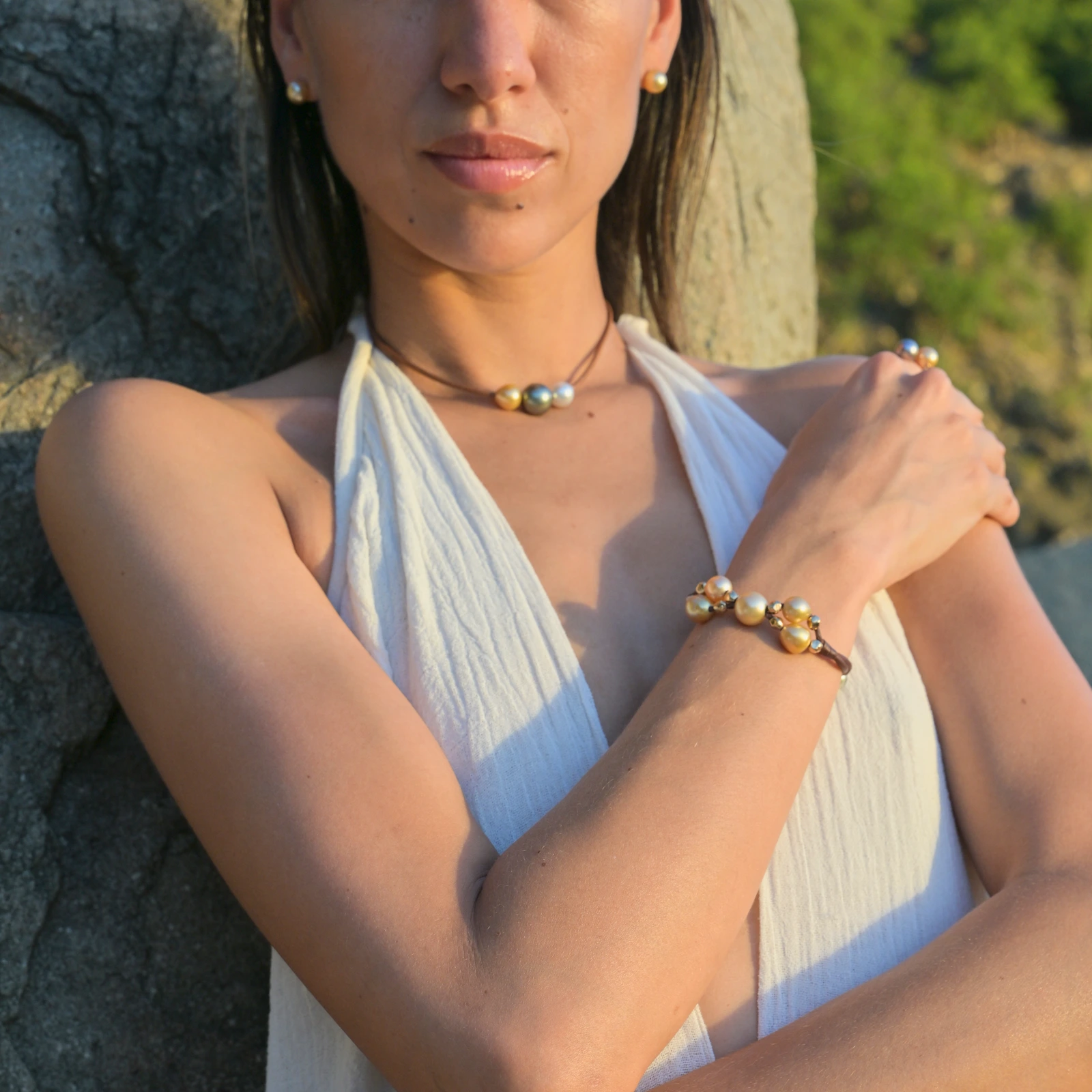 Clous d’oreilles et perles dorées des mers du Sud, porté