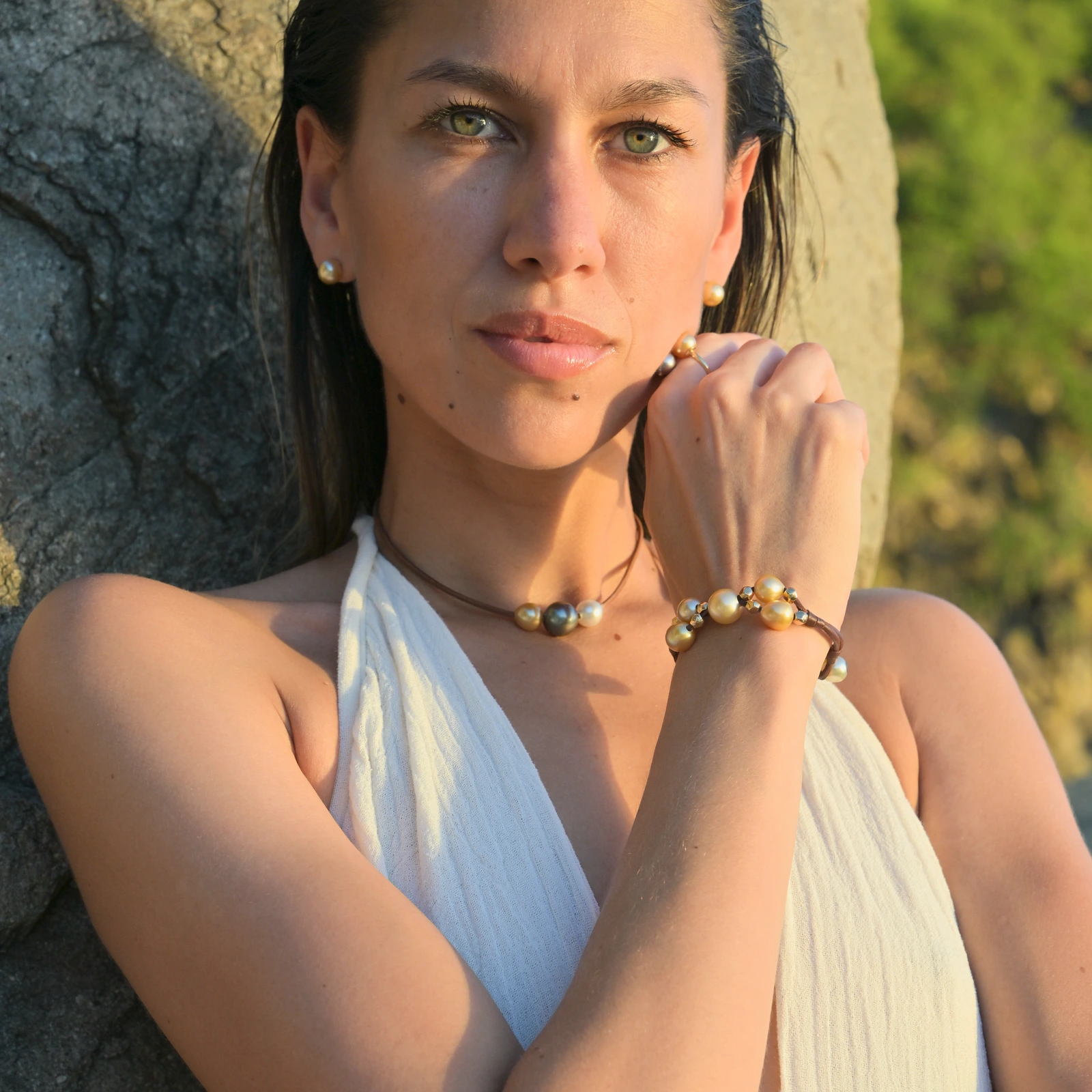 Clous d’oreilles et perles dorées des mers du Sud, porté