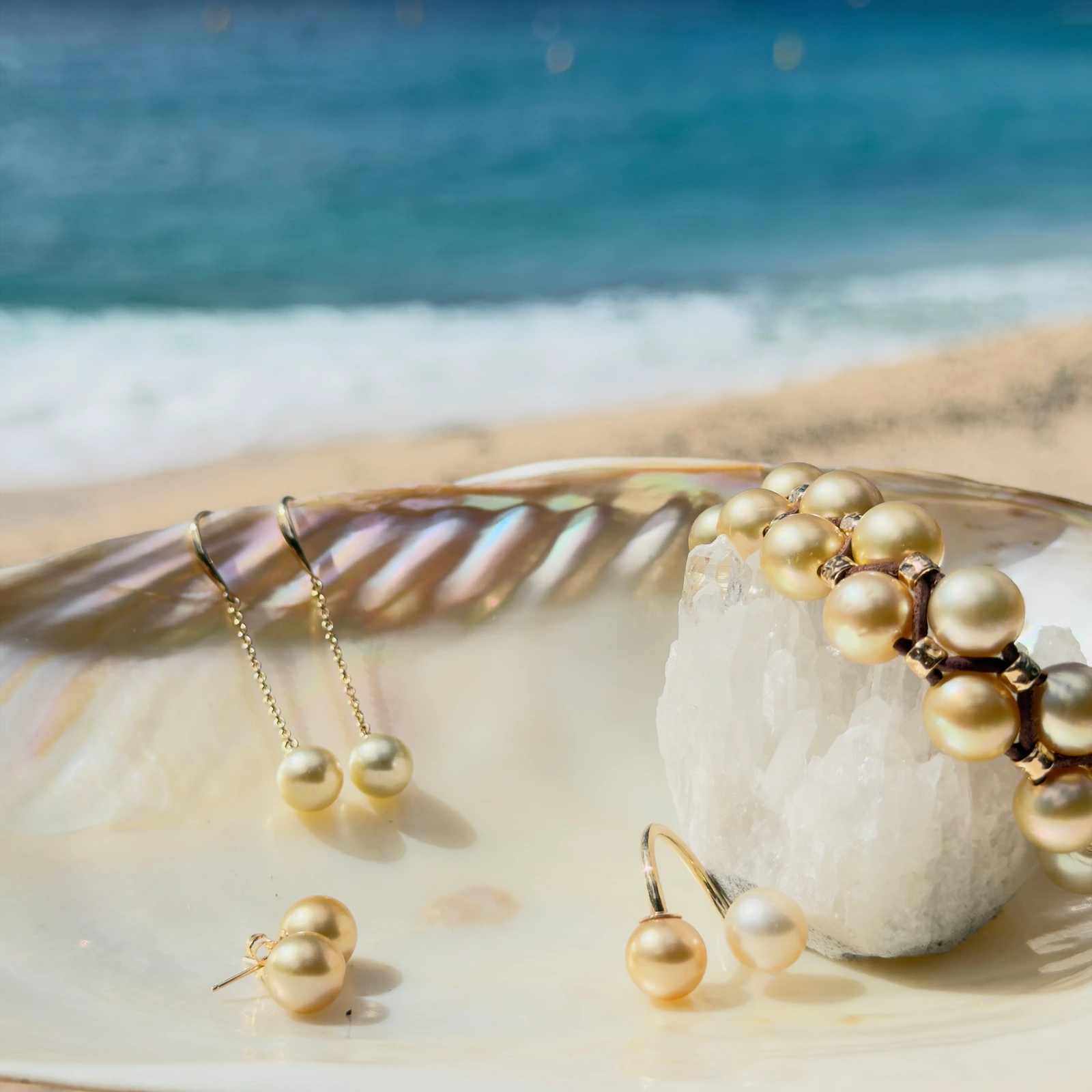 Clous d’oreilles et perles dorées des mers du Sud, sur fond naturel