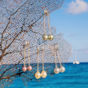 Boucles d’oreilles longues sur dormeuses en or et perles au choix, sur fond naturel