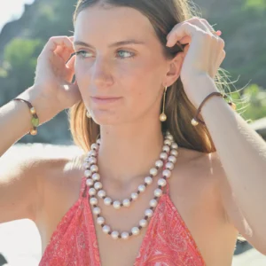Boucles d’oreilles longues sur dormeuses en or et perles au choix, porté