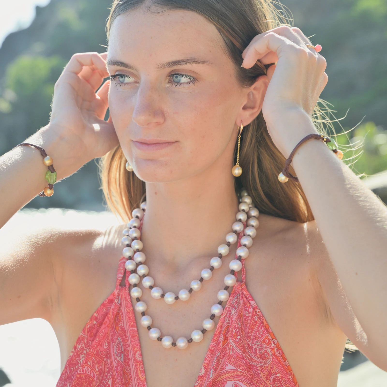 Boucles d’oreilles longues sur dormeuses en or et perles au choix, porté