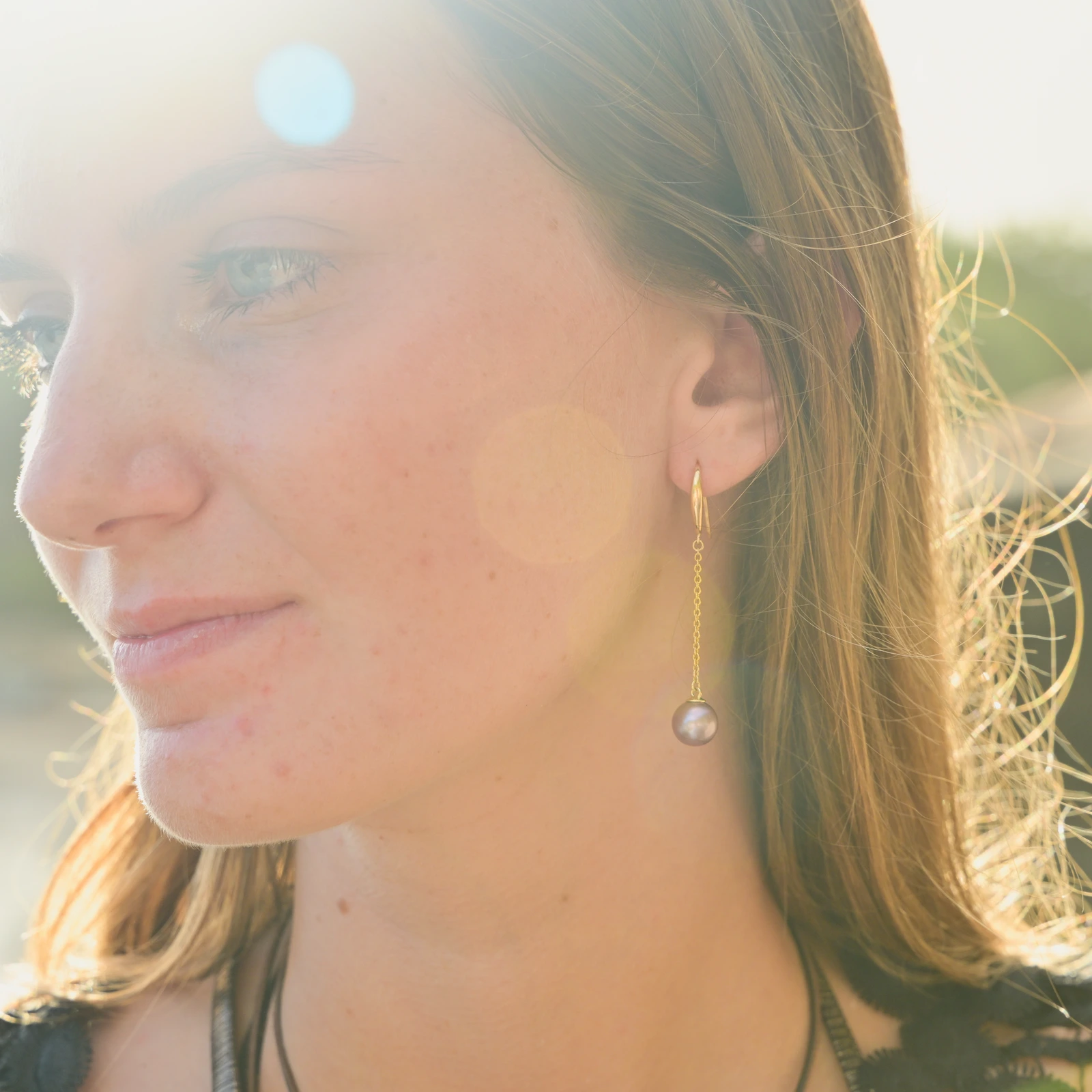 Boucles d’oreilles longues sur dormeuses en or et perles au choix, porté