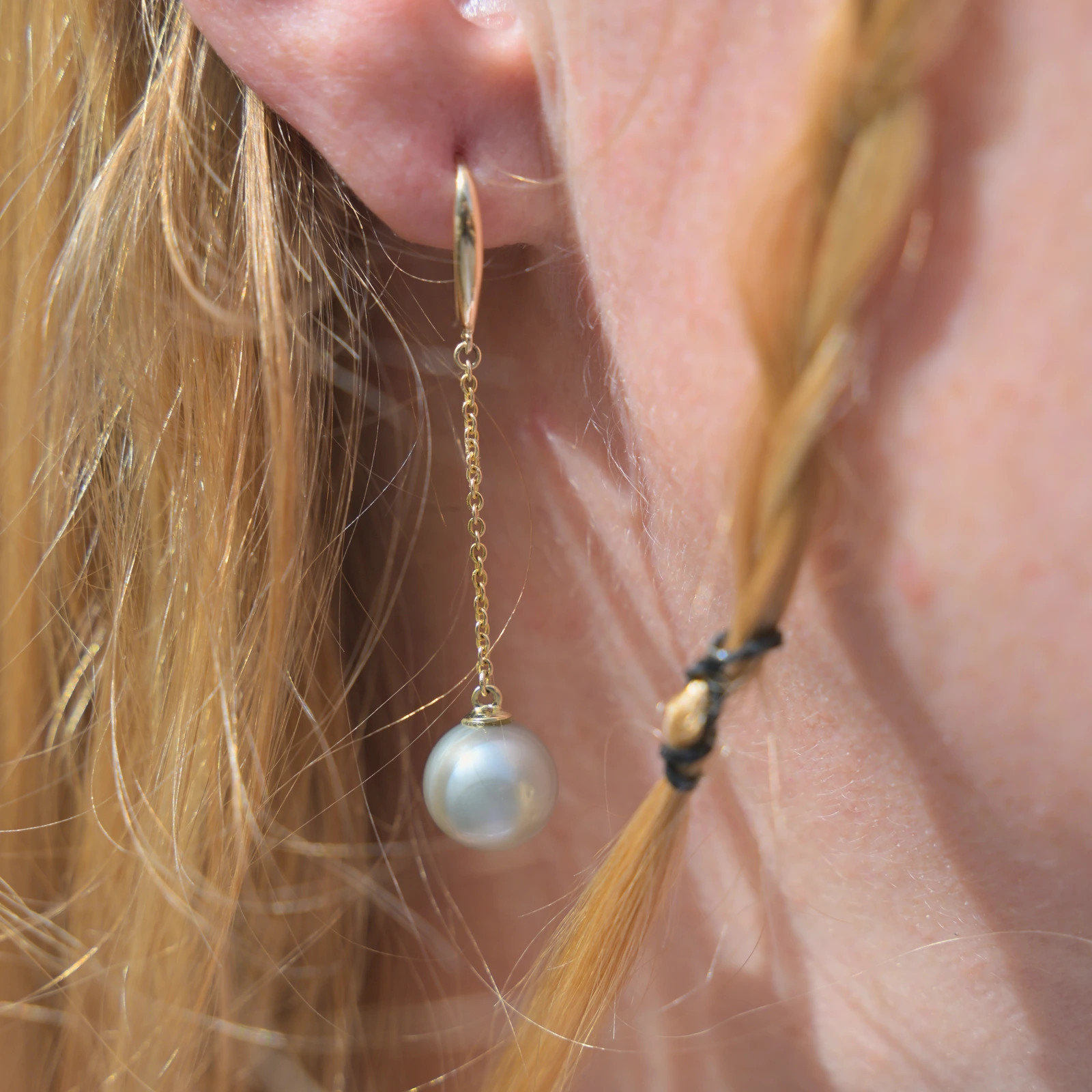 Boucles d’oreilles longues sur dormeuses en or et perles au choix, porté