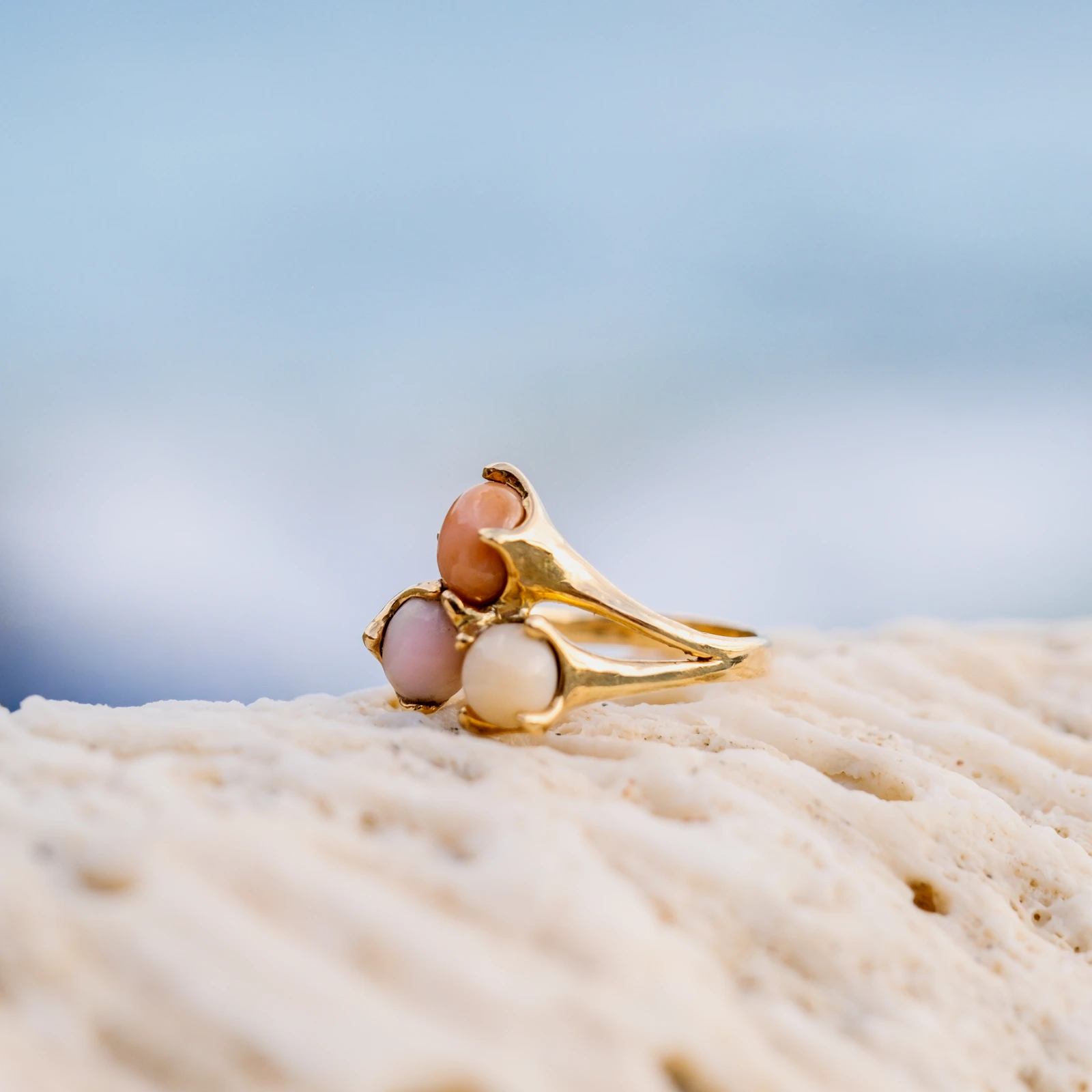Bague Bouquet en or 18 ct et trois perles fines de lambis, vue du bijou posé