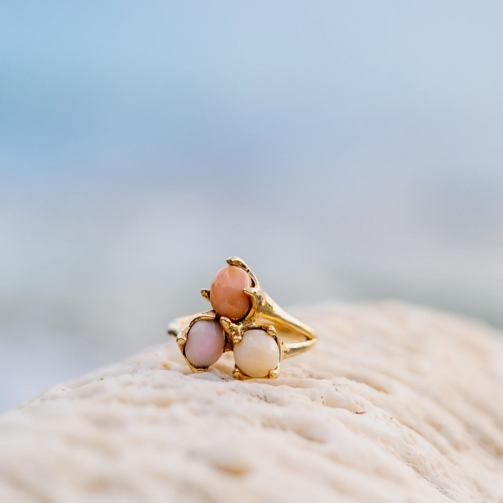 Bague Bouquet en or 18 ct et trois perles fines de lambis, vue du bijou posé