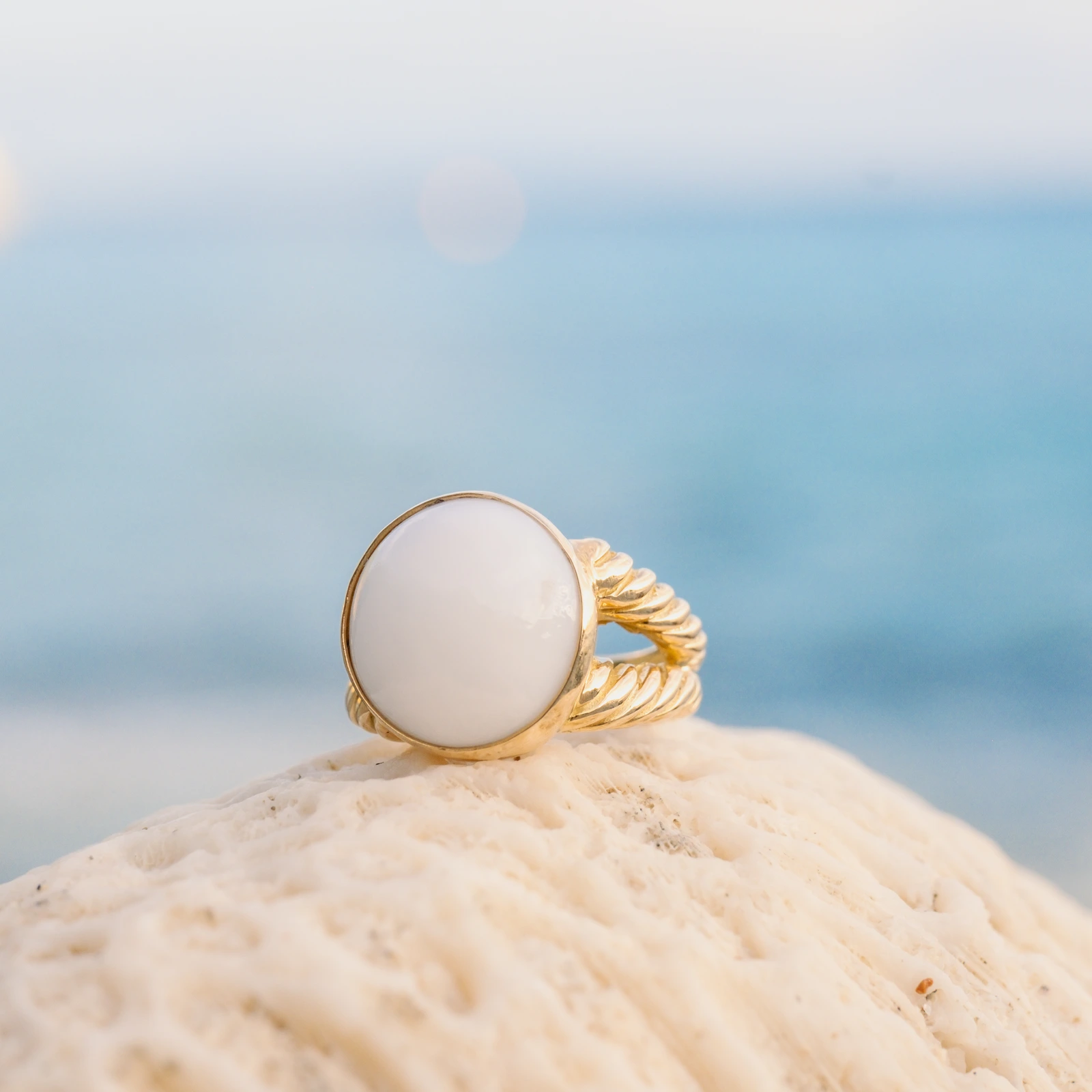 Bague Torsade en or et perle de bénitier, vue du bijou posé