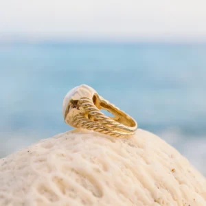 Gold Twist ring with a giant clam pearl, still-life view