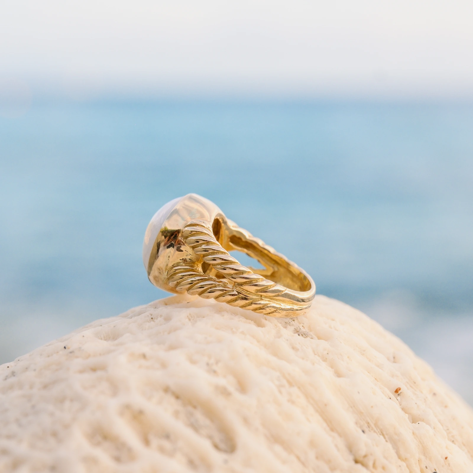 Bague Torsade en or et perle de bénitier, vue du bijou posé