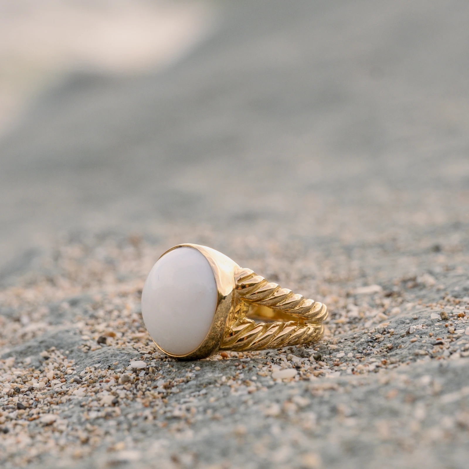Bague Torsade en or et perle de bénitier, vue du bijou posé