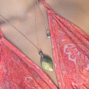 Collier ajustable en cuir, labradorite et perles au choix porté