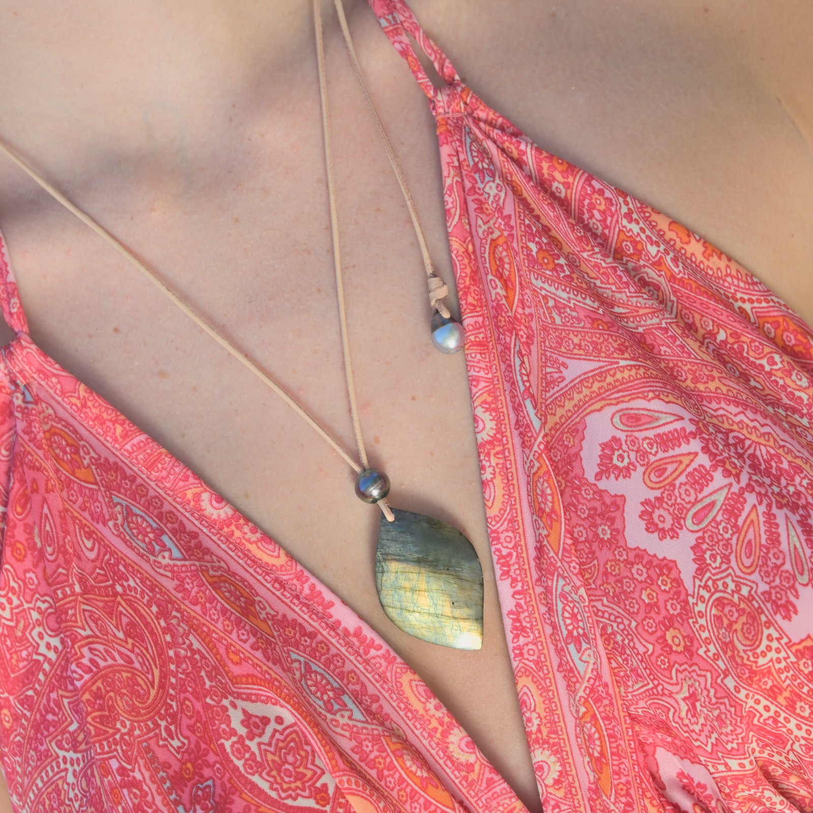 Collier ajustable en cuir, labradorite et perles au choix porté