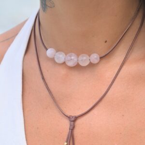 Collier ras du cou ajustable en cuir et 5 quartz roses porté