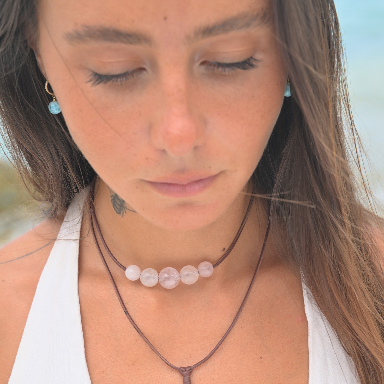Collier ras du cou ajustable en cuir et 5 quartz roses porté