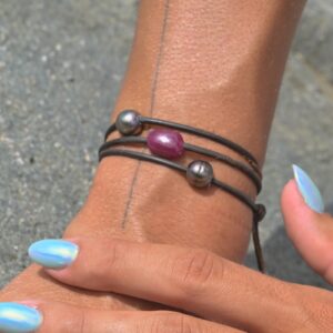 Bracelet trois rangs en cuir, rubis et perles de Tahiti porté