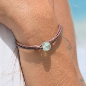Bracelet en cuir et fluorite porté