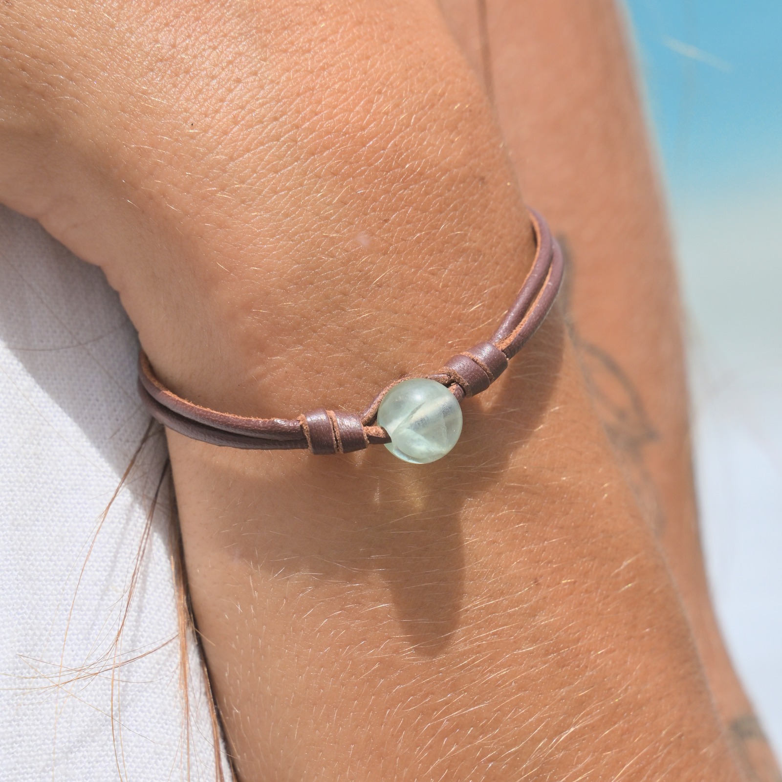 Bracelet en cuir et fluorite porté