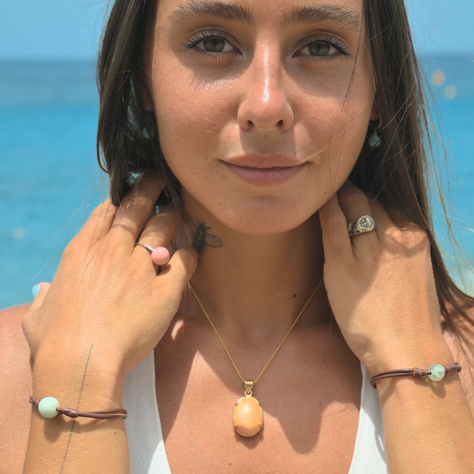 Bracelet en cuir et fluorite porté